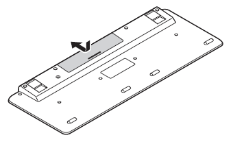 キーボード裏面のカバーを、矢印の方向にスライドさせて外します