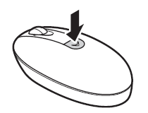 マウス上部のボタンを押して、カバーのロックを外します