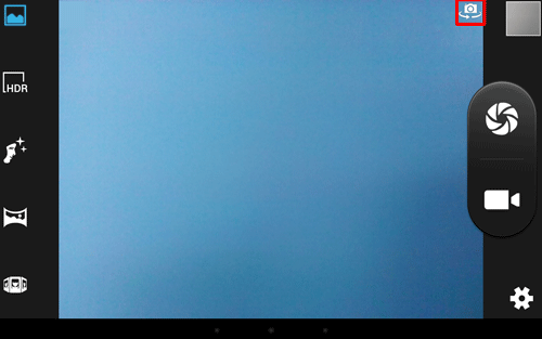 既定で、背面カメラが起動します