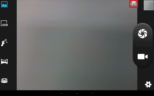 既定で、背面カメラが起動します