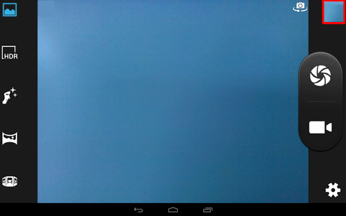 「カメラ」を起動時に、画面右上のサムネイルをタップして表示することもできます