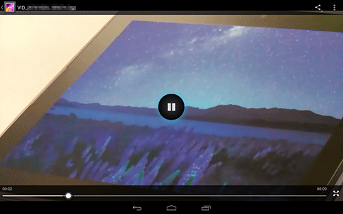 ビデオが表示され、画面をタップすると、一時停止ボタンが表示されます