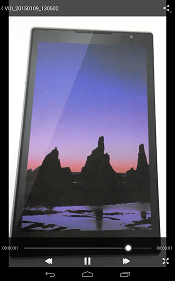 ビデオが表示され、画面をタップすると、一時停止ボタンが表示されます