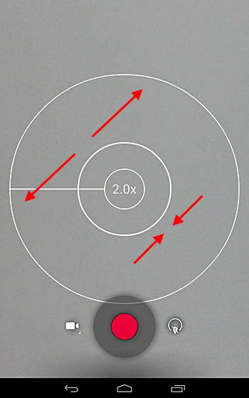 指2本で画面をピンチアウト（押し広げる）またはピンチイン（つまむ）することで、撮影画面がズームインまたはズームアウトします
