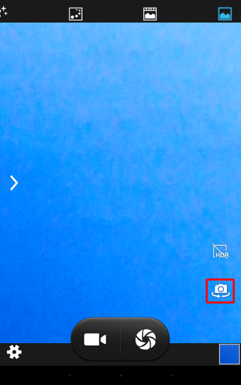 既定で、背面カメラが起動します