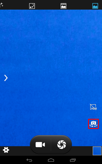 既定で、背面カメラが起動します