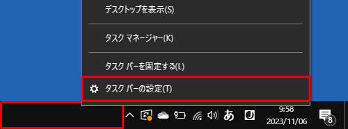 タスクバー上で何も表示されていないところを右クリックし、表示された一覧から「タスクバーの設定」をクリックします