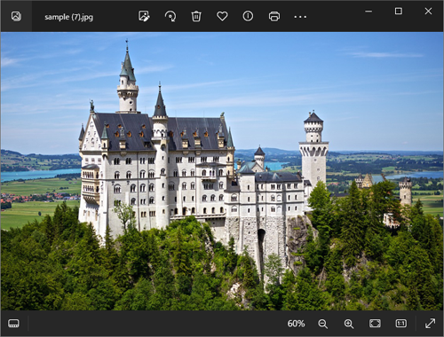「フォト」を起動し、トリミングしたい写真を表示します