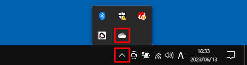 OneDriveアイコンが表示されていない場合は、「アイコン」（隠れているインジケーターを表示します）をクリックして、OneDriveアイコンが表示されるか確認します