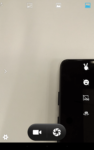 既定で、背面カメラが起動します