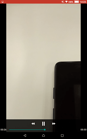 ビデオが表示され、画面をタップすると、一時停止ボタンや録画時間が表示されます