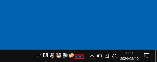言語バーがタスクバーに表示されている場合、「KANA」表示がタスクバーの色と同化し文字が見えない場合がありますが、赤枠の位置にマウスカーソルを合わせることで色が変わり、同様に「KANA」をクリックできます