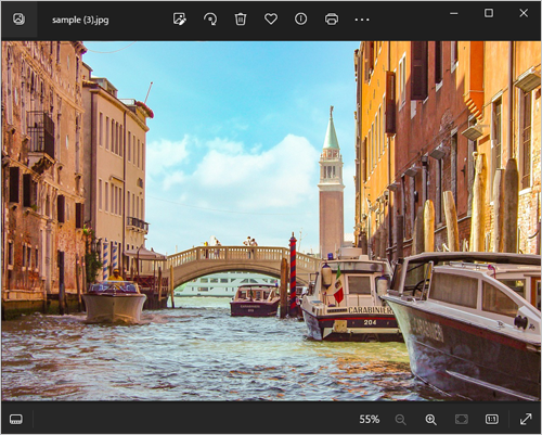 「フォト」を起動し、編集したい写真を表示します