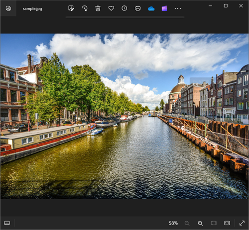 「フォト」を起動し、ロック画面に設定したい写真を表示します