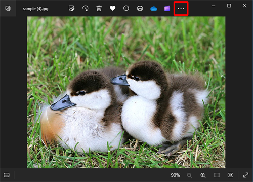 「フォト」を起動し、「フォト」のタイルに表示したい写真を表示させ、画面上部の「もっと見る」をクリックします