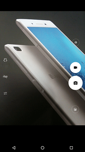 既定で、背面カメラが起動します