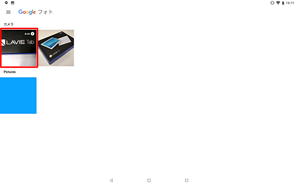 動画のマークが表示されているサムネイルをタップし、ビデオを表示します