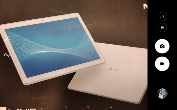 既定で、背面カメラが起動します