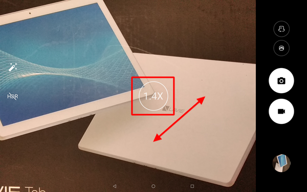 拡大したい場合は、ピンチアウト（2本の指で画面に触れたまま、2本の指の間隔を広げるようにスライド）します