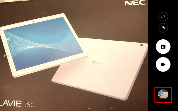 撮影した映像を表示するには、右下のサムネイルをタップしてください