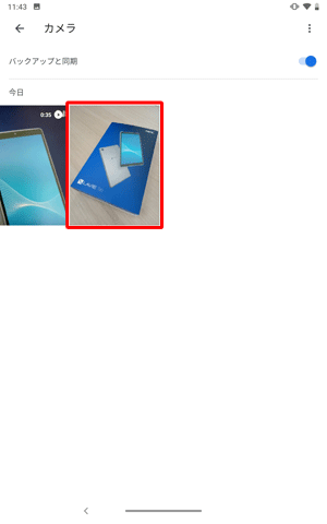 動画のマークが表示されていないサムネイルをタップし、写真を表示します