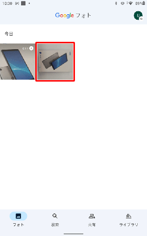 右上に動画のマークが表示されていないサムネイルをタップします