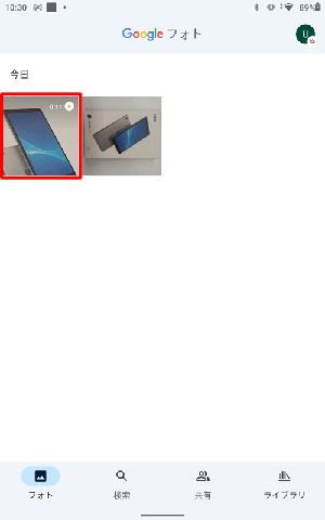 右上に動画のマークが表示されているサムネイルをタップします