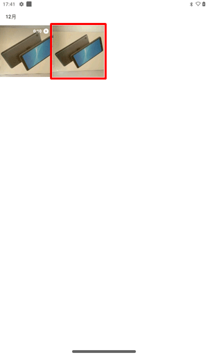 右上に動画のマークが表示されていないサムネイルをタップします