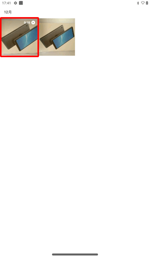 右上に動画のマークが表示されているサムネイルをタップします