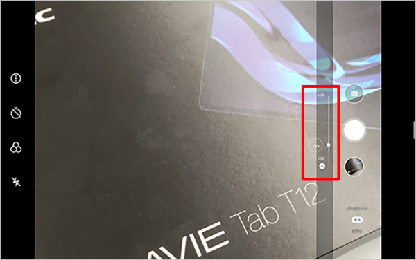 拡大したい場合は、ピンチアウト（2本の指で画面に触れたまま、2本の指の間隔を広げるようにスライド）するか、ズームスライダーのつまみを上にスワイプします