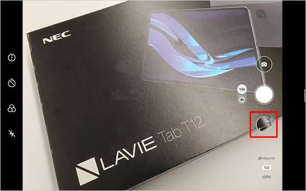 撮影した画像を表示するには、右下のサムネイルをタップしてください