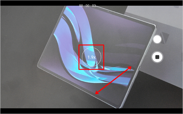 拡大したい場合は、ピンチアウト（2本の指で画面に触れたまま、2本の指の間隔を広げるようにスライド）します