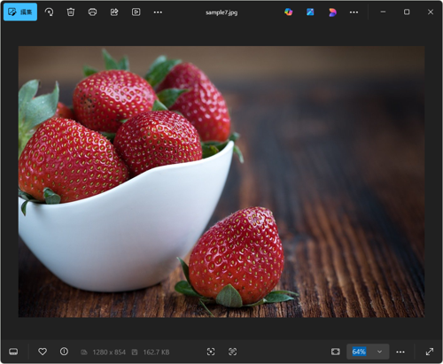 「フォト」を起動し、編集したい写真を表示します