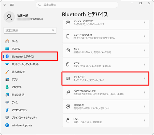 画面左側から「Bluetoothとデバイス」をクリックし、表示された一覧から「タッチパッド」をクリックします