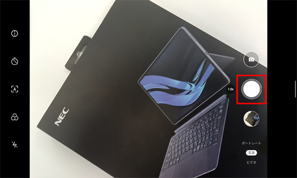 「アイコン」（シャッターアイコン）をタップして、写真を撮影します