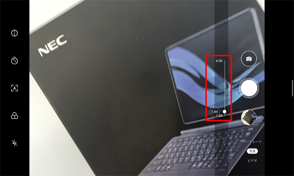 拡大したい場合は、ピンチアウト（2本の指で画面に触れたまま、2本の指の間隔を広げるようにスライド）するか、ズームスライダーのつまみを上にスワイプします