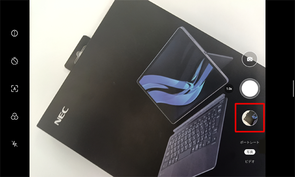 撮影した画像を表示するには、右下のサムネイルをタップしてください