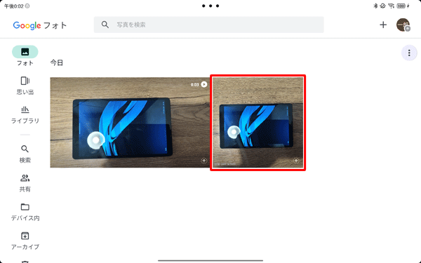 右上に動画のマークが表示されていないサムネイルをタップします