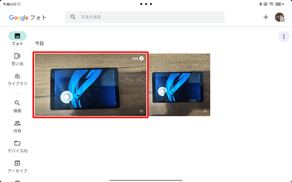 右上に動画のマークが表示されているサムネイルをタップします