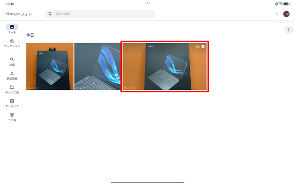 画像の右上に「動画のマーク」が表示されているサムネイルをタップします