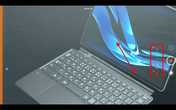 拡大したい場合は、ピンチアウト（2本の指で画面に触れたまま、2本の指の間隔を広げるようにスライド）するか、ズームスライダーのつまみを上に動かします