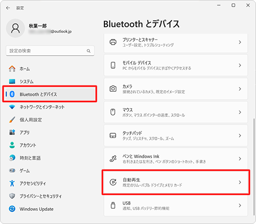 画面左側から「Bluetoothとデバイス」をクリックし、表示された一覧から「自動再生」をクリックします