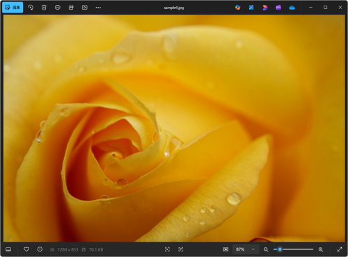 「フォト」を起動し、編集したい写真を表示します